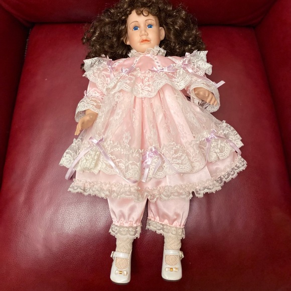 DOLL MOMENTS TREASURED Porcelain Doll #11/2000 Handcrafted "LUCY" 1901 /2000 - Picture 4 of 15